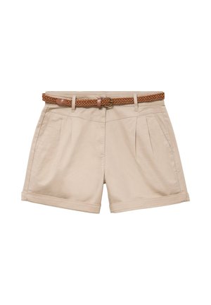 Shorts beige a vita alta con pieghe frontali, tasche laterali, orli arrotolati e cintura intrecciata in pelle marrone con fibbia in metallo.