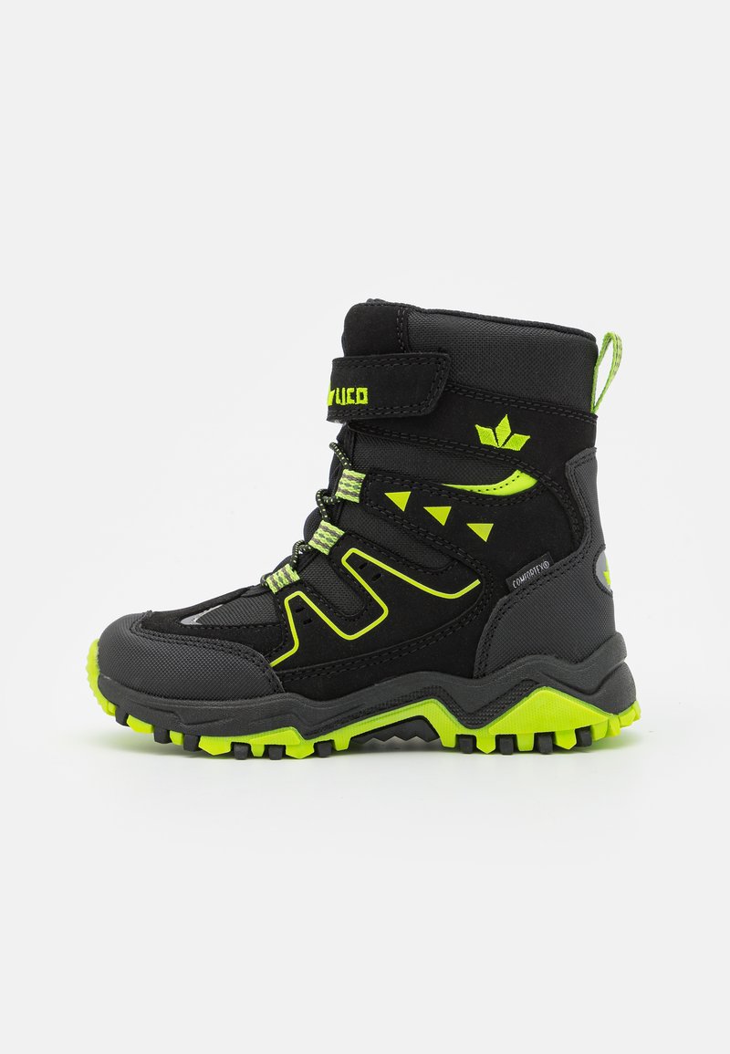 Schwarzer und neongrüner Wanderschuh mit einem mittelhohen Design, texturiertem Obermaterial, Gummisohle, verstärktem Zehenbereich und Klettverschluss.