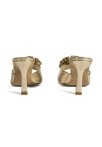 Gouden sandalen met hoge hakken, voorzien van een metallic afwerking, open achterkant en decoratieve details op de hak. Glad oppervlak, slank design.