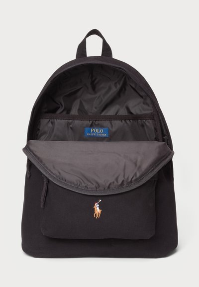 Rucsac negru din țesătură, prevăzut cu un maner superior, închidere cu fermoar, buzunar frontal cu logo brodat și căptușeală interioară închisă la culoare.