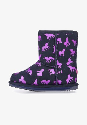 Dziecięce botki za kostkę w granatowej tkaninie z różowymi sylwetkami jednorożców, o zaokrąglonym nosku, miękkiej teksturze i gumowej podeszwie z bieżnikiem.