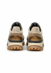 Zapatillas de ante en beige claro con acentos metálicos dorados. Suela de goma gruesa con textura, detalle en el talón negro y logotipo en la parte trasera.