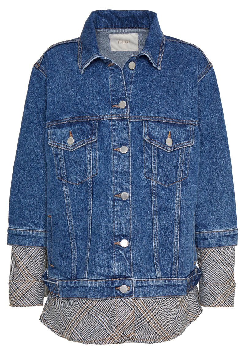 Denimjacka med blå finish, som har två bröstfickor, silverknappar och rutiga ärmslut i beige och bruna nyanser.