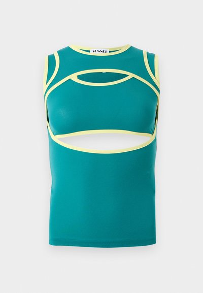 Haut sans manches en teal avec des découpes, accents jaunes le long des bordures et un col rond. Fabriqué à partir d'un tissu lisse et extensible.