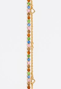 Pulsera en tono dorado que presenta piedras preciosas cuadradas multicolores en naranja, verde, azul, rosa y marrón, conectadas por una delicada cadena.