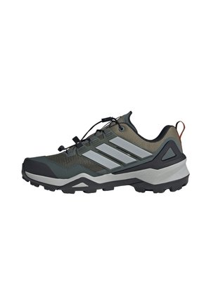 Buitensport wandelschoen in groen en zwart met een grijze zool, drie reflecterende strepen en een snelvetersysteem aan de bovenkant.