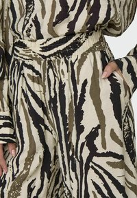 JDY TROYA MITTLERE TAILLE  - Püksid - birch