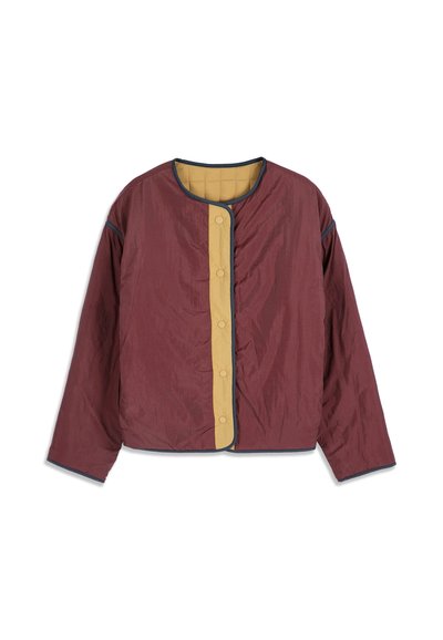 Veste matelassée à manches longues couleur bordeaux, col rond et patte de boutonnage beige à l'avant, bordée d'un liseré foncé.