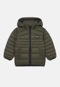 Olivgrüne, puffige Jacke mit Kapuze, ausgestattet mit einem Frontreißverschluss, horizontalen Nähten und einem kleinen "OUTDOORS"-Logo auf der Brust. Schwarze Abschlüsse an den Bündchen.