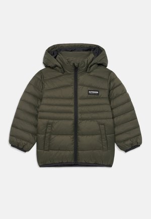 Veste rembourrée verte olive avec une capuche, dotée d'une fermeture éclair frontale, de coutures horizontales et d'un petit logo « OUTDOORS » sur la poitrine. Finition noire aux poignets.