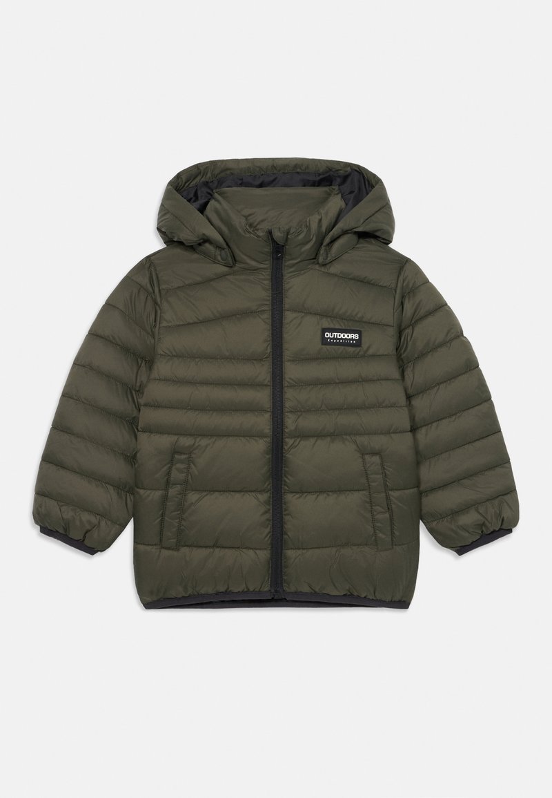 Chaqueta acolchada verde oliva con capucha, que presenta un cierre frontal, costuras horizontales y un pequeño logo "OUTDOORS" en el pecho. Ribete negro en los puños.