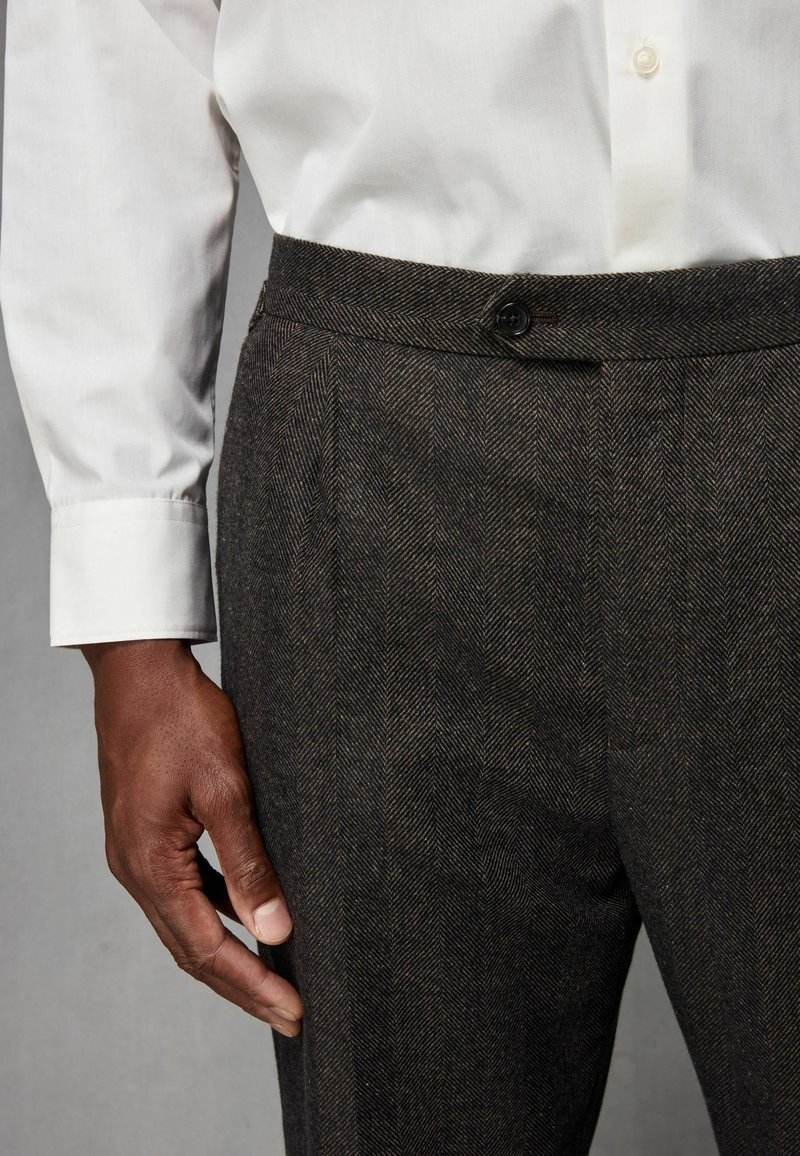 Next HERRINGBONE - REGULAR FIT - Öltönynadrág - brown
