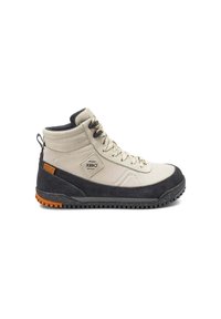 Bota de senderismo de caña alta en beige y negro con cordones, suela rugged, lengüeta para tirar, logo de Xero en el costado y parche naranja cerca del talón.