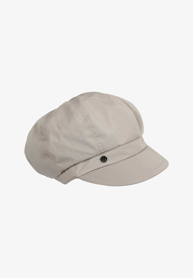 Cap bej deschis, confecționat dintr-un material moale, cu o formă rotundă, având o borcănele curbată și un buton decorativ negru în față.