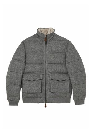 Veste matelassée grise avec fermeture à glissière devant, deux grandes poches à rabat, poignets côtelés et col montant doux doublé.