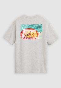 Γκρι κοντομάνικο T-shirt με πολύχρωμο γραφικό που απεικονίζει ένα χάμπουργκερ και πατάτες τηγανητές σε ένα κόκκινο καλάθι, με το κείμενο «Levi's» κάτω από την εικόνα.