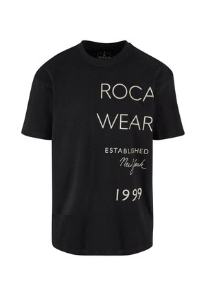 Schwarzes Baumwoll-T-Shirt mit großen weißen Schriftzügen "ROCA WEAR", "ESTABLISHED", "New York" und "1999" in verschiedenen Schriften auf der Vorderseite.