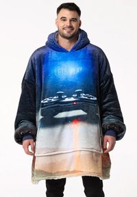 Fleece-Hoodie im Oversize-Style mit einem blauen Farbverlauf, bedrucktem Spielcontroller und dem Text "LASS UNS SPIELEN". Weicher Stoff mit weiten Ärmeln.