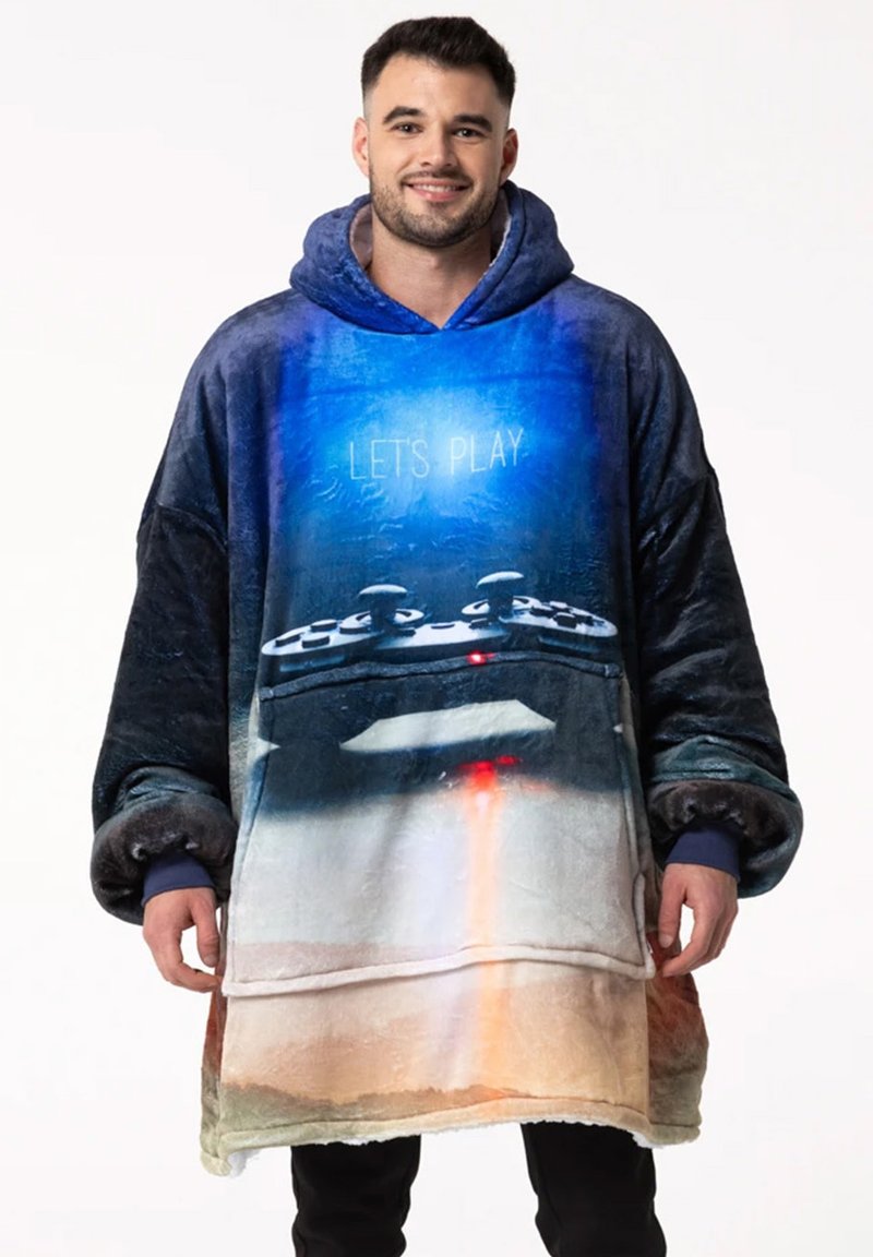 Fleece-Hoodie im Oversize-Style mit einem blauen Farbverlauf, bedrucktem Spielcontroller und dem Text "LASS UNS SPIELEN". Weicher Stoff mit weiten Ärmeln.