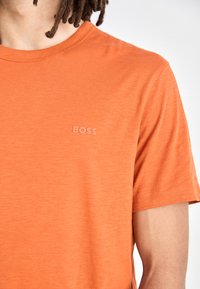 BOSS TEGOOD - Tricou basic - open orange