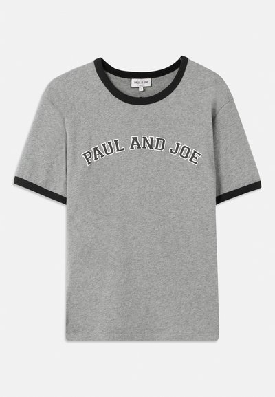 Hallhallane puuvillane T-särk musta soonikraega ja varrukate äärega, mille ees on valgete kaarekujuliste tähtedega tekst "PAUL AND JOE".
