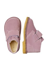 Scarpe per bambini in morbida pelle scamosciata viola con cinturini a strappo e suole in gomma crepe marrone chiaro, mostrate da angolazioni frontali e laterali.