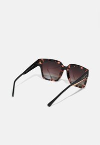 Izbrano, red tortoise/brown grad purple grad black