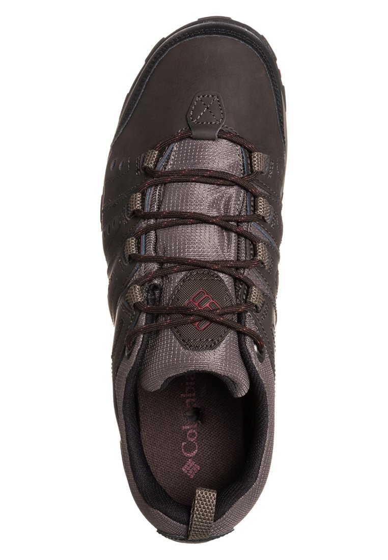 Brązowy i szary but do wędrówek z czarnymi sznurowadłami, wyściełanym kołnierzem i teksturowanym językiem, widoczny z góry.