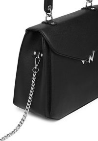 Schwarze Lederhandtasche mit strukturierter Form, ausgestattet mit einem Klappenverschluss, silbernem Kettentrageriemen und geometrischen Akzentdetails. Die Oberfläche ist genarbt.