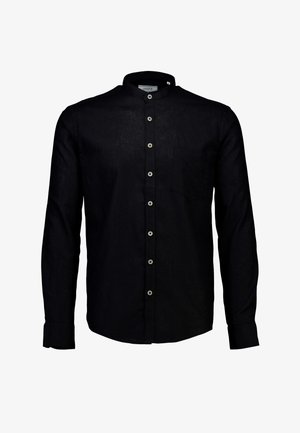 Zwarte blouse met lange mouwen en een opstaand kraagje, voorzijde met zilverkleurige knopenrij en een borstzakje. Gemaakt van gestructureerde stof.