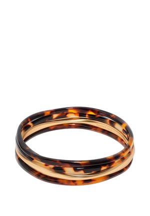 Nałożone bransoletki z naprzemiennym wzorem imitującym skorupę żółwia i gładkimi, złotymi paskami na białym tle.