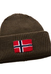 Gebreide beanie in donkergroen olijf met een omgeslagen rand, voorzien van een geborduurde Noorse vlag in rood, wit en blauw.