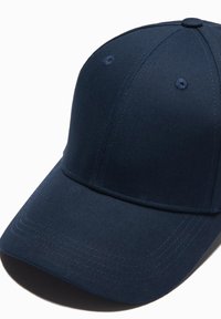 Marineblå baseballcap lavet af glat stof, med en rund krone, syede detaljer og et buet skygge.