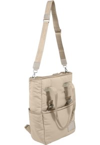 Beige steppelt táska párnázott dizájnnal, dupla füllel, állítható pánttal és elülső zsebbel. Ezüst színű fémrészekkel és márkajelzéssel rendelkezik.