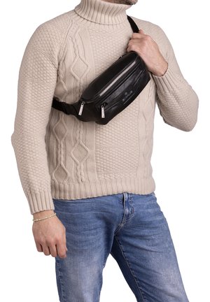 Borsa a tracolla nera in pelle con scomparti con zip e tracolla regolabile, indossata attraversa il petto. Presenta una superficie liscia e un design minimalista.