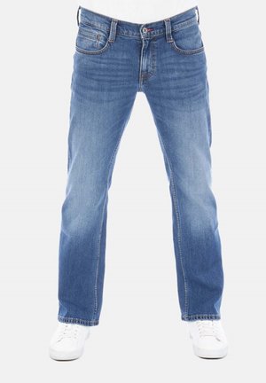 Jean droit bleu clair en denim, doté de cinq poches, d'une fermeture éclair visible et d'une texture légèrement décolorée.