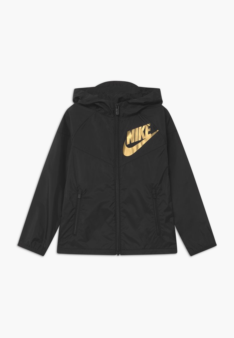 Chaqueta negra de Nike con capucha, con un destacado logo dorado en el pecho, cierre frontal con cremallera y dos bolsillos laterales. Material ligero y suave.