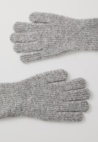 Guanti grigi lavorati a maglia con trama a coste, dotati di cinque dita per una maggiore destrezza e realizzati in un materiale morbido e caldo. Adatti per utilizzo in condizioni climatiche fredde.
