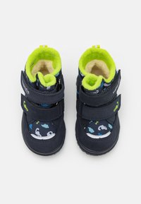 Stivaletti per bambini blu navy con dettagli verde, tessuto testurizzato, due fasce in Velcro e un motivo colorato che presenta elementi acquatici. Fodera in materiale morbido.
