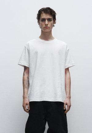 TRUE BLANKS - CONTEMPORARY BOXY - Camiseta básica - white