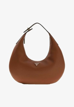 Borsa a spalla in pelle marrone con forma arrotondata, caratterizzata da un logo in tonalità argento e da una chiusura con cerniera lungo il bordo superiore.