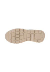 Suola in gomma beige di una sneaker con battistrada patternizzato, sezioni di grip rettangolari e quadrate, e il numero di taglia 37 visibile vicino all'arco.