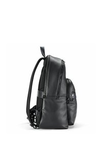 Sac à dos en cuir noir avec une finition texturée, comprenant deux compartiments zippés, des bretelles réglables et une poignée supérieure pour un transport facile.