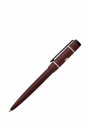 Stylo à bille rouge foncé avec clip noir et accents dorés, capuchonné, incliné en diagonale sur un fond blanc.