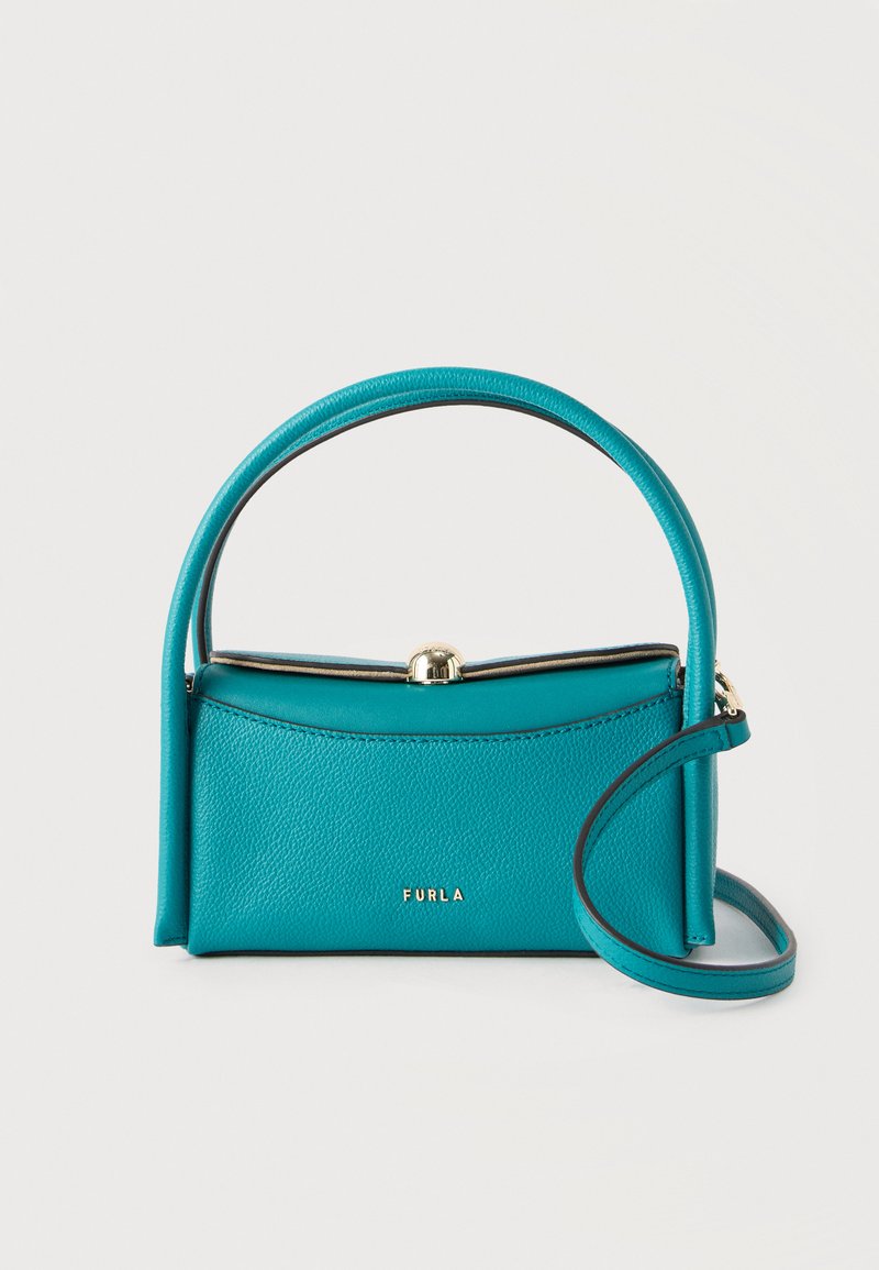 Τσάντα Furla από δέρμα σε τιρκουάζ χρώμα με επάνω λαβή, αποσπώμενο ιμάντα ώμου, κλείσιμο με χρυσή πόρπη και υφή, σε λευκό φόντο.