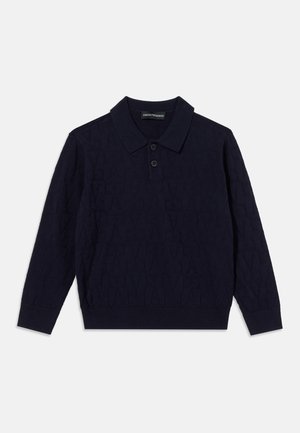 Pull polo à manches longues bleu marine foncé avec un motif texturé et deux boutons sous le col, étalé à plat sur fond blanc.