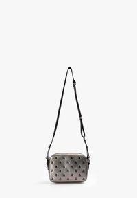 Bolso cruzado metálico plateado con acentos de tachuelas negras, forma rectangular, correa ajustable y material de cuero texturizado.
