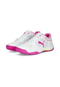 Zapatillas deportivas blancas con acentos rosas, paneles de malla, suela texturizada y un logotipo prominente, con lengüeta y collar acolchados.
