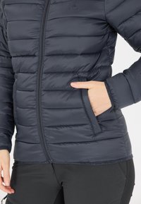 Marineblauer Puffer-Jacke mit horizontalen Abnähten, Reißverschluss vorne und Seitentaschen. Glatte Textur, mit Logo auf der oberen linken Seite.