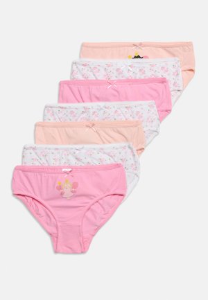 Sept paires de sous-vêtements pour filles en rose, pêche et blanc avec des motifs floraux et des illustrations de fées, disposées en pile décalée.